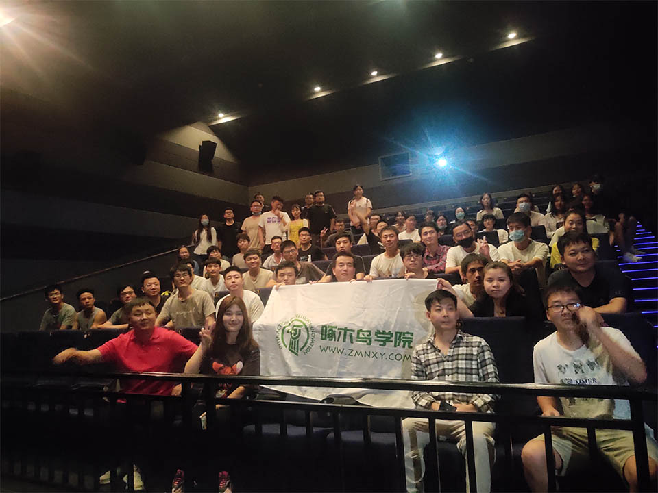 啄木鳥學(xué)院組織全體師生觀看抗戰(zhàn)電影《八佰》